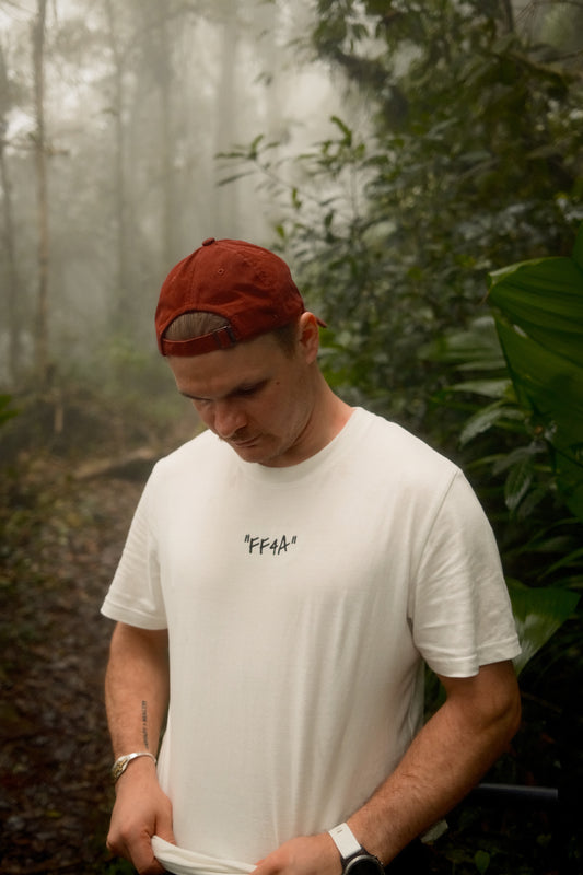 FF4A Statement Tee – Unisex Basic T-Shirt in Offwhite mit FF4A-Stick