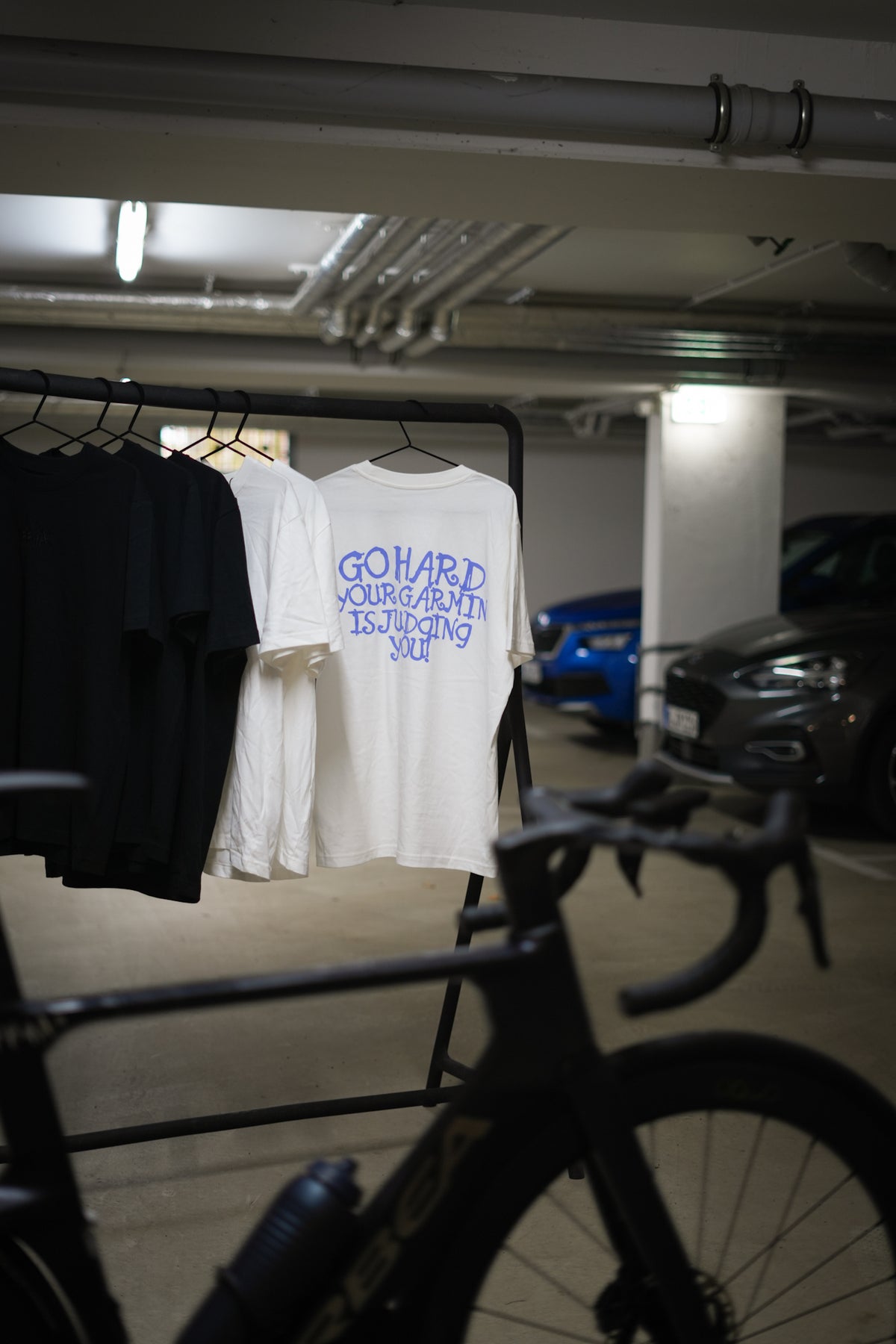 Go Hard! Lifestyle Shirt Offwhite – Backprint „Go Hard – Your Garmin is judging you“