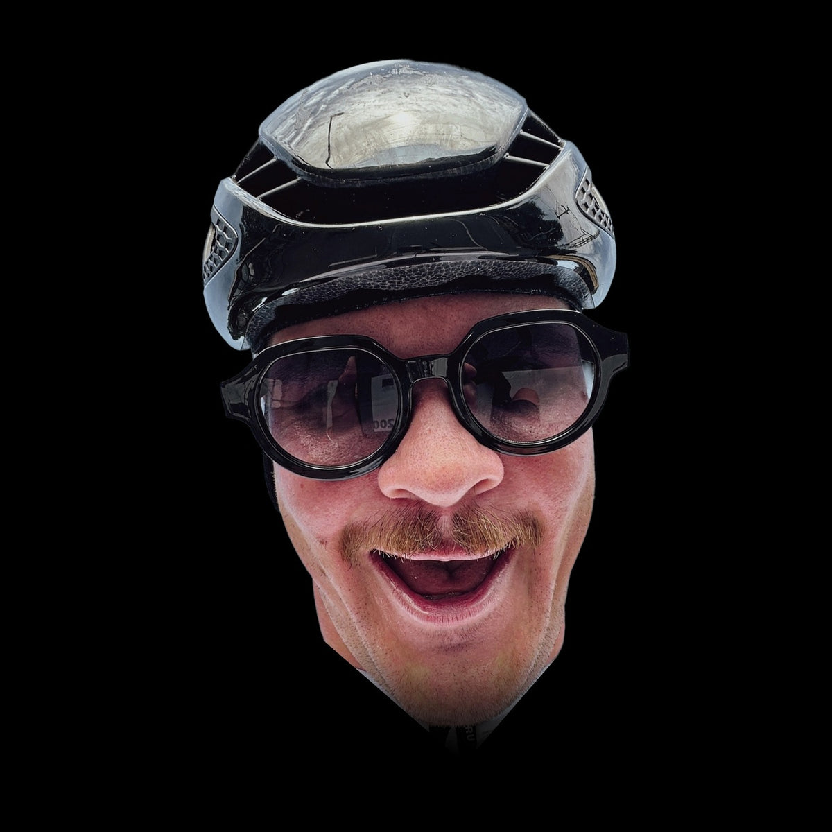 Joshua Ehler mit Radhelm und Sonnenbrille